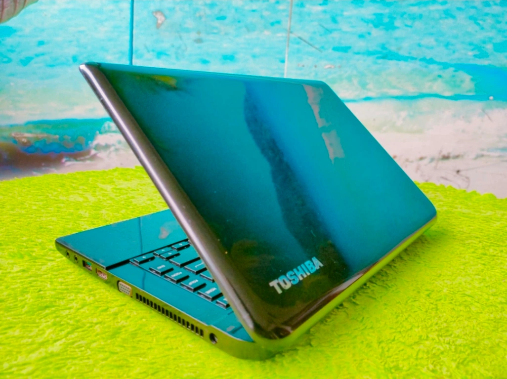 Toshiba Satellite C40-A gambar 3